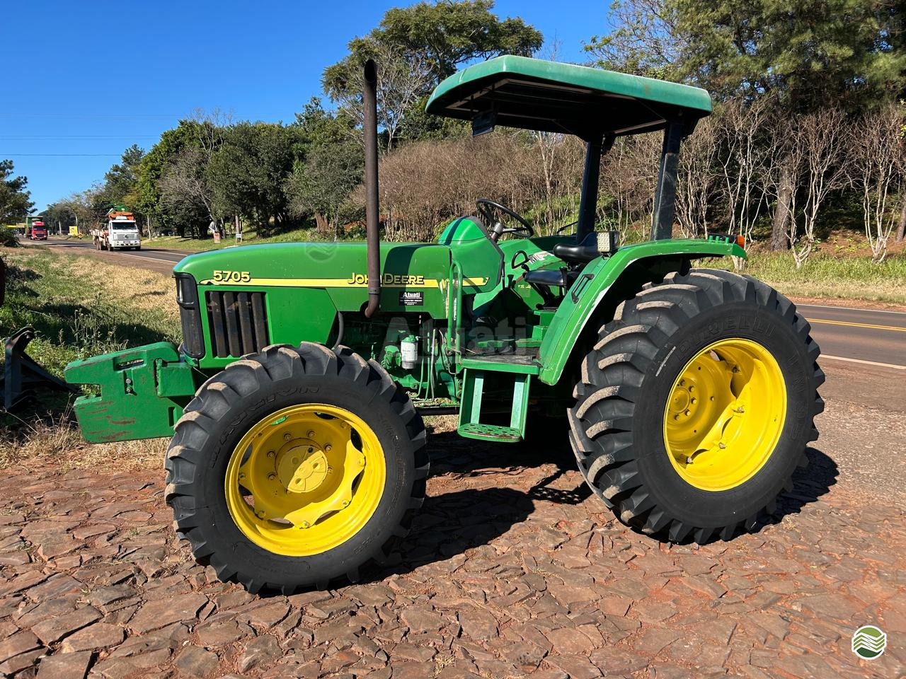 TRATOR JOHN DEERE JOHN DEERE 5705 Tração 4x4 Atuati Máquinas SAO MARTINHO RIO GRANDE DO SUL RS